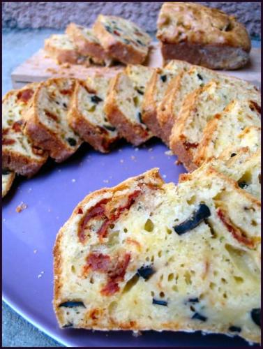 Cake salé olives, féta et tomates confites